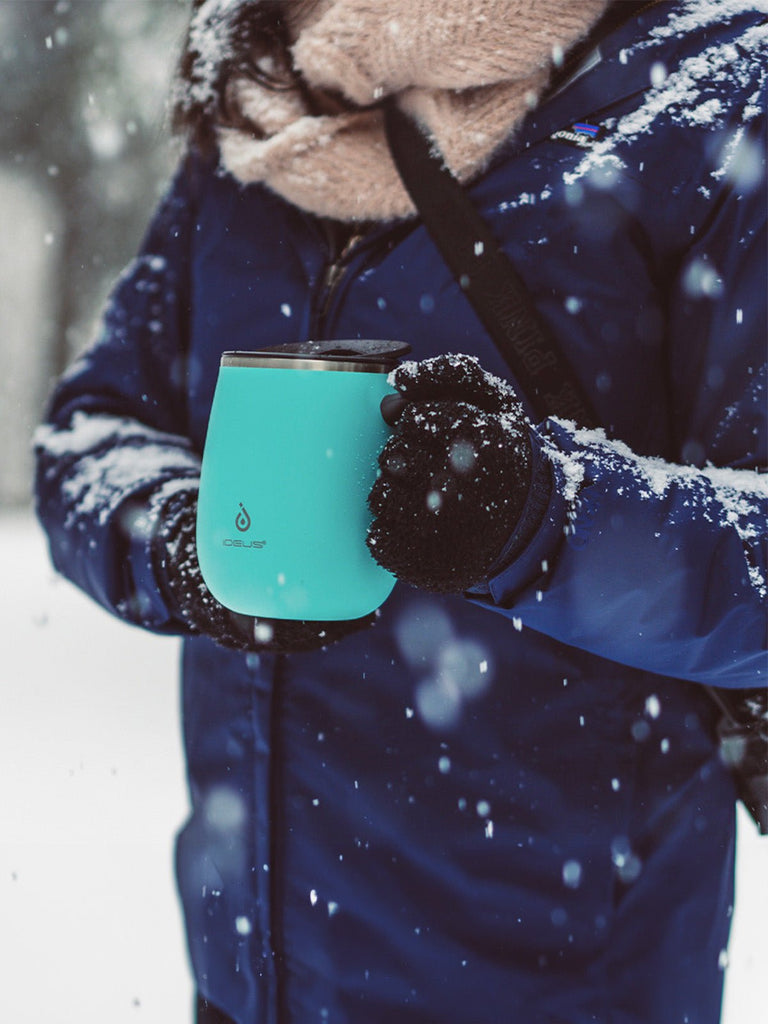 Tasse isotherme gamme IDEUS, mug inox double paroi, 470 ml, couvercle étanche, conservation chaud froid, anse ergonomique, sans BPA, design nordique, usage bureau ou voyage, modèle Aker - Gourde et Thermos - Bleu marine