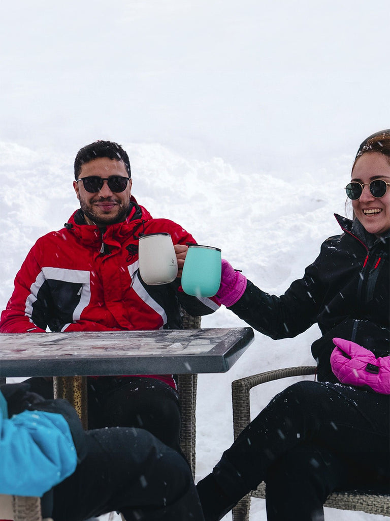 Tasse isotherme gamme IDEUS, mug inox double paroi, 470 ml, couvercle étanche, conservation chaud froid, anse ergonomique, sans BPA, design nordique, usage bureau ou voyage, modèle Aker - Gourde et Thermos - Bleu marine