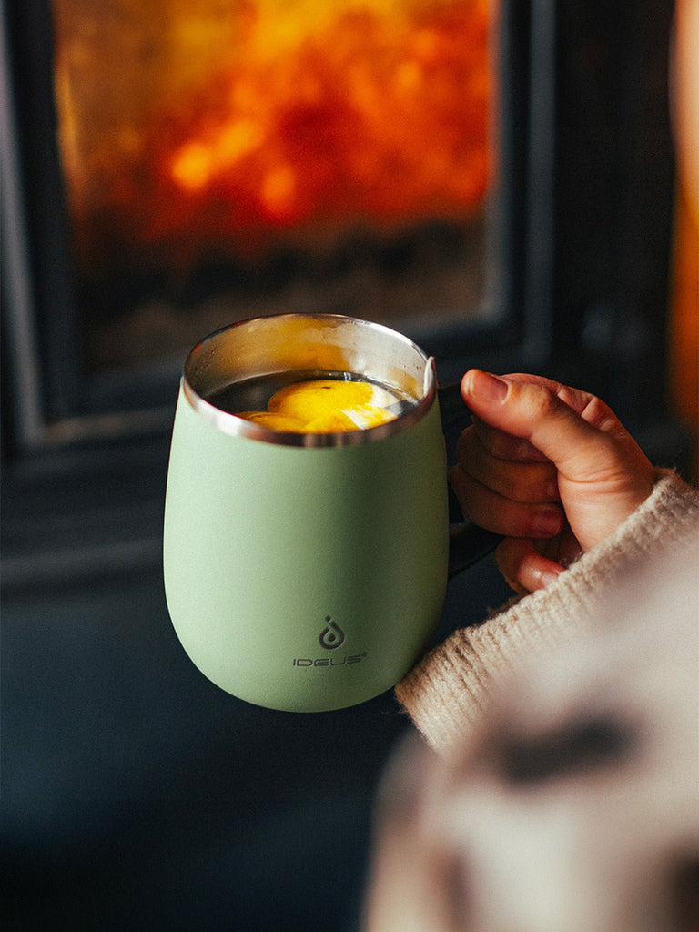 Tasse isotherme gamme IDEUS, mug inox double paroi, 470 ml, couvercle étanche, conservation chaud froid, anse ergonomique, sans BPA, design nordique, usage bureau ou voyage, modèle Aker - Gourde et Thermos - Bleu marine