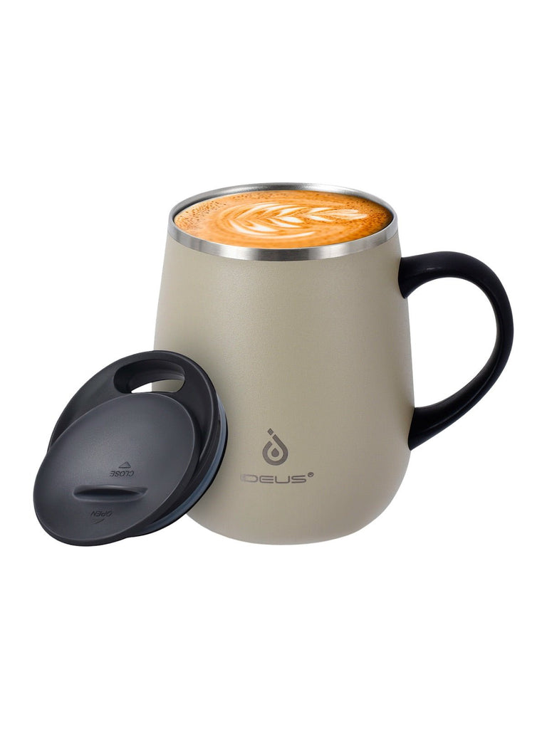 Tasse isotherme gamme IDEUS, mug inox double paroi, 470 ml, couvercle étanche, conservation chaud froid, anse ergonomique, sans BPA, design nordique, usage bureau ou voyage, modèle Aker - Gourde et Thermos - Gris sable