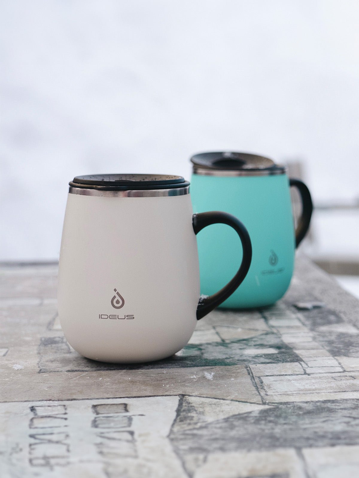 Tasse isotherme gamme IDEUS, mug inox double paroi, 470 ml, couvercle étanche, conservation chaud froid, anse ergonomique, sans BPA, design nordique, usage bureau ou voyage, modèle Aker - Gourde et Thermos - Bleu marine