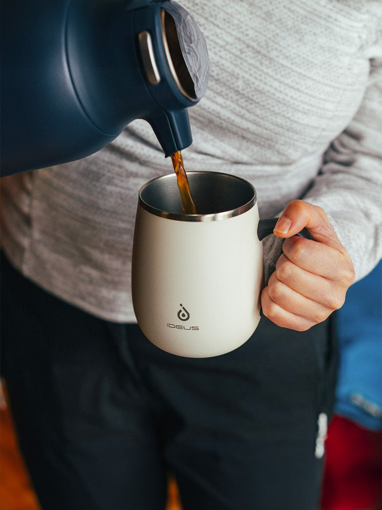 Tasse isotherme gamme IDEUS, mug inox double paroi, 470 ml, couvercle étanche, conservation chaud froid, anse ergonomique, sans BPA, design nordique, usage bureau ou voyage, modèle Aker - Gourde et Thermos - Bleu marine