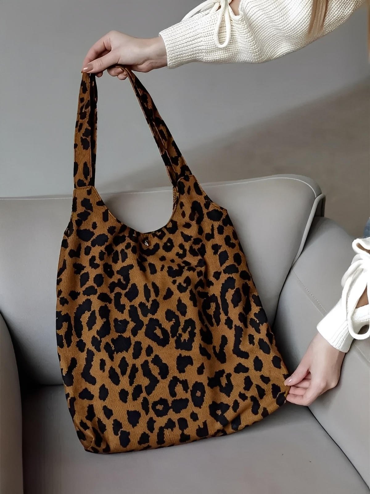 Tote - bag léopard, sac épaule femme, sac de plage velours, sac souple léger, sac imprimé animalier, modèle Aline - Sac à main - Léopard