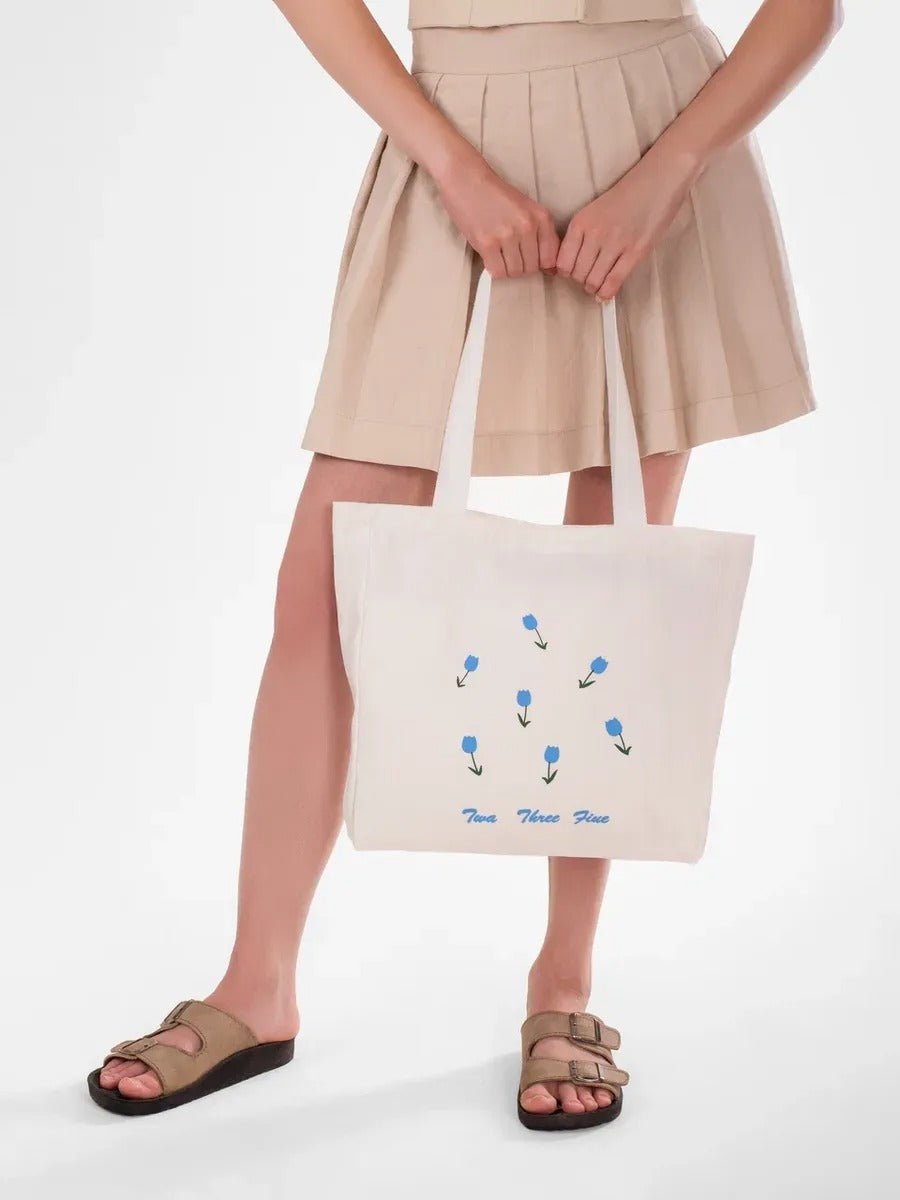 Tote - bag toile blanche, imprimé tulipes bleues, cabas femme, sac shopping, sac livre, sac de cours, sac épaule, modèle Rosalia - Sac à main - Blanc