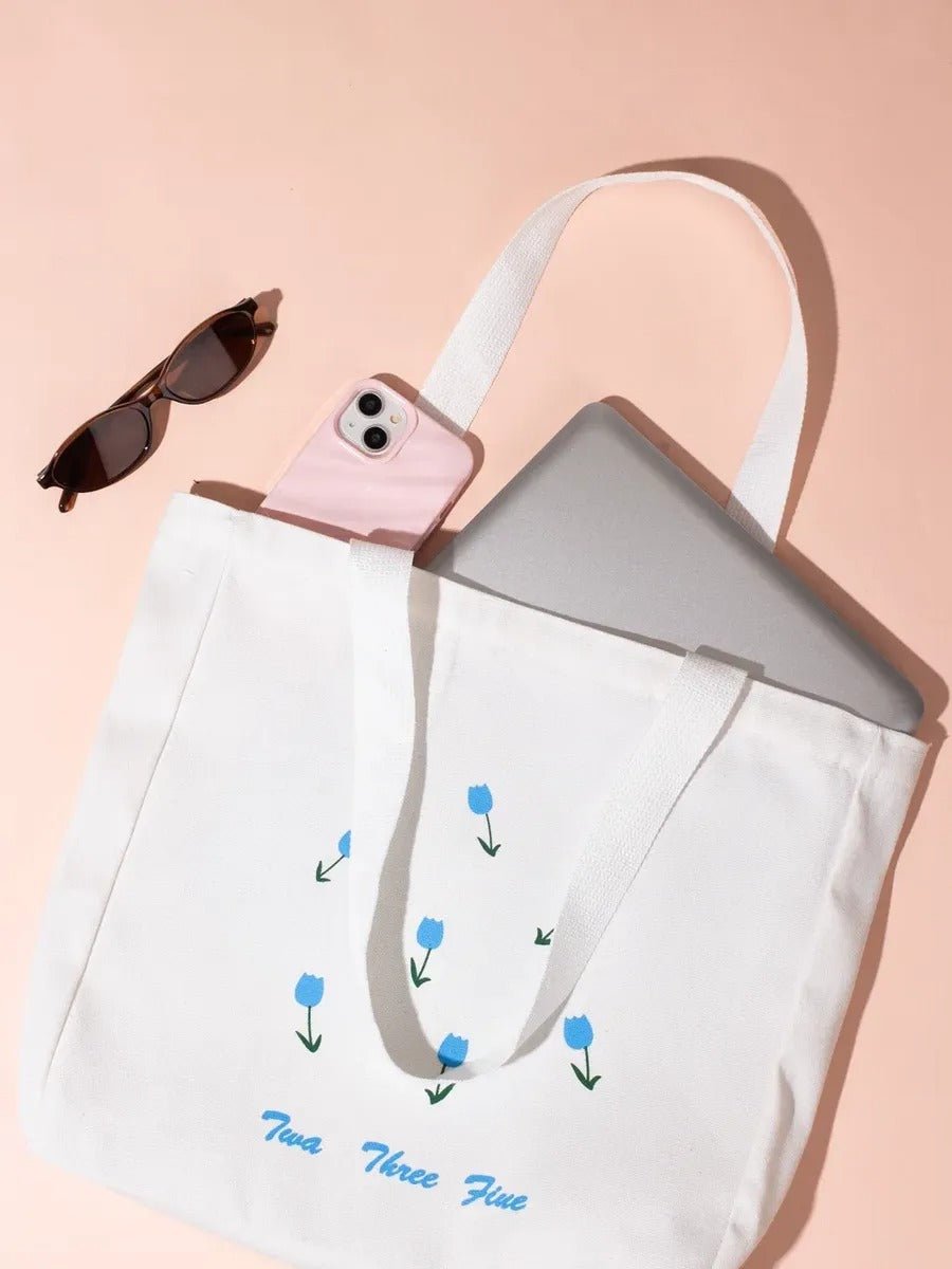 Tote - bag toile blanche, imprimé tulipes bleues, cabas femme, sac shopping, sac livre, sac de cours, sac épaule, modèle Rosalia - Sac à main - Blanc